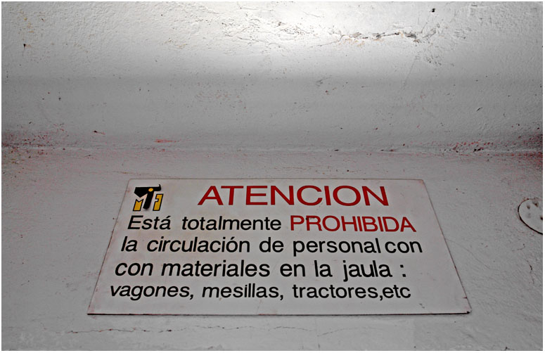 Cartel de seguridad en las instalaciones de Minas de Figaredo, Cortina, Valle de Turón, Mieres, Asturias. Año 2011.