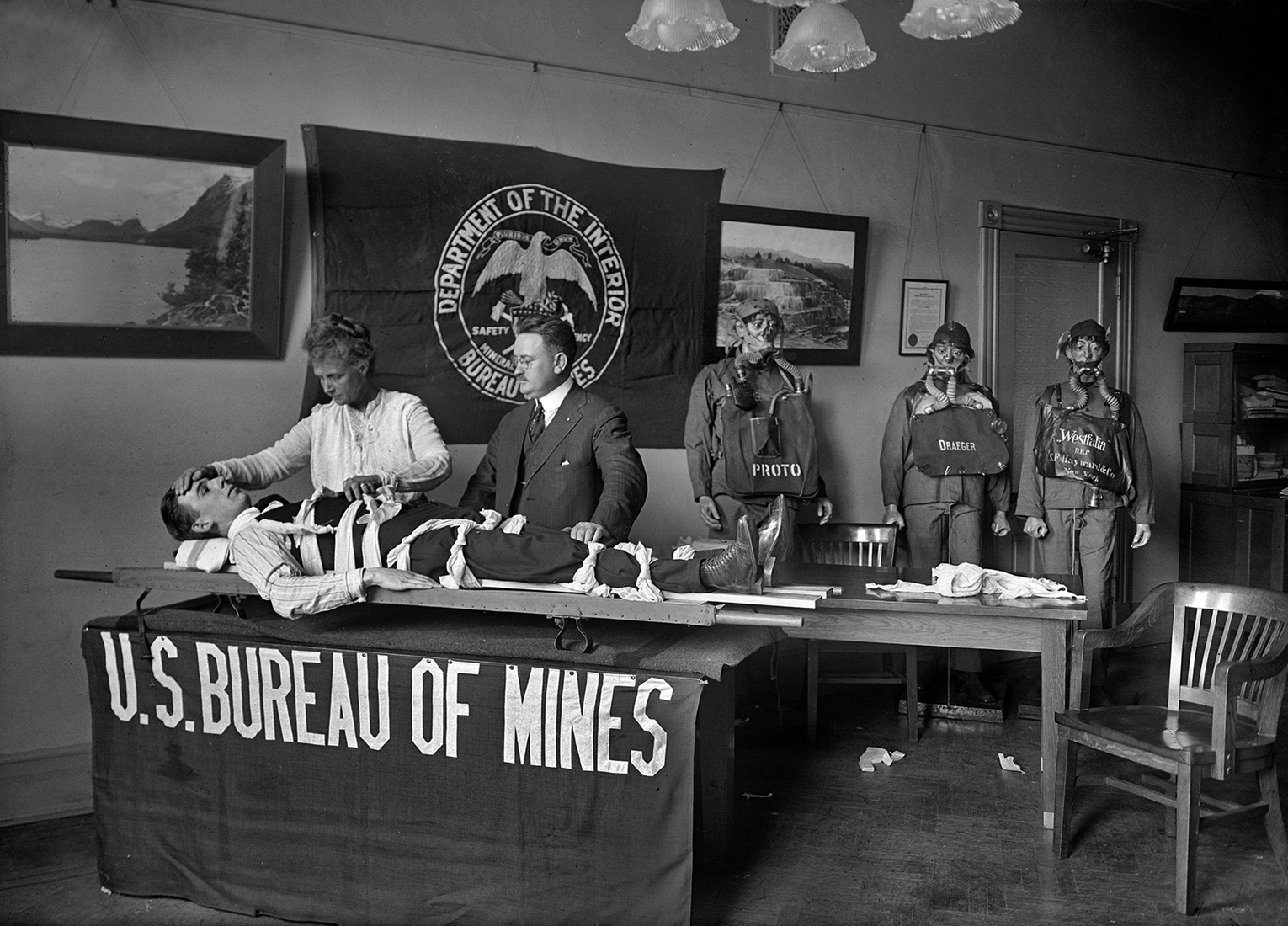Harris & Ewing - Demostración de aparataje de rescate minero en el U.S. Bureau of Mines, Washington, D.C., USA. Año 1917