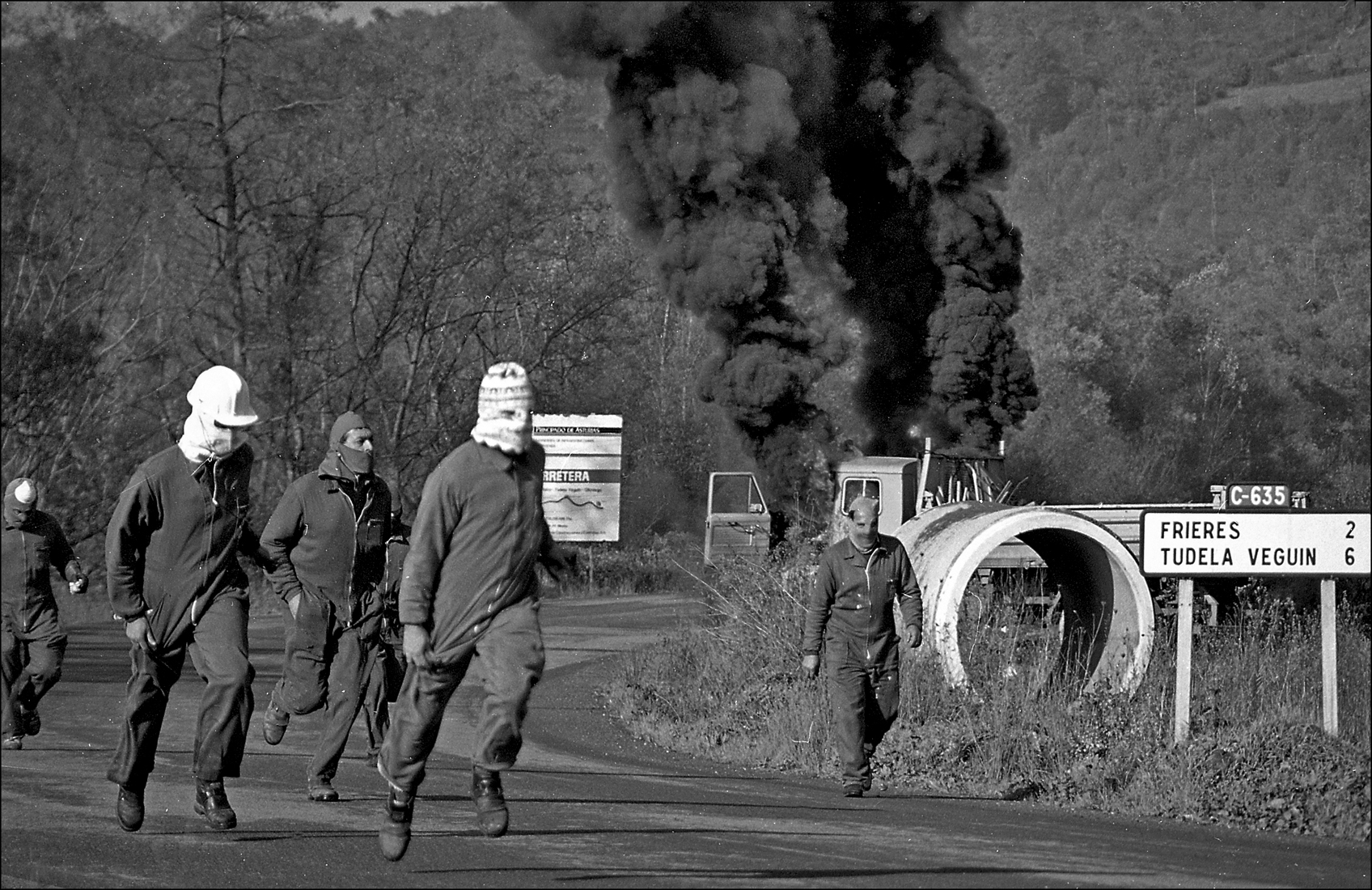 31 - Incendio de un camion de Obras Publicas por los trabajadores despedidos de la empresa Duro-Felguera. Langreo. Asturias 1993.tif - BN