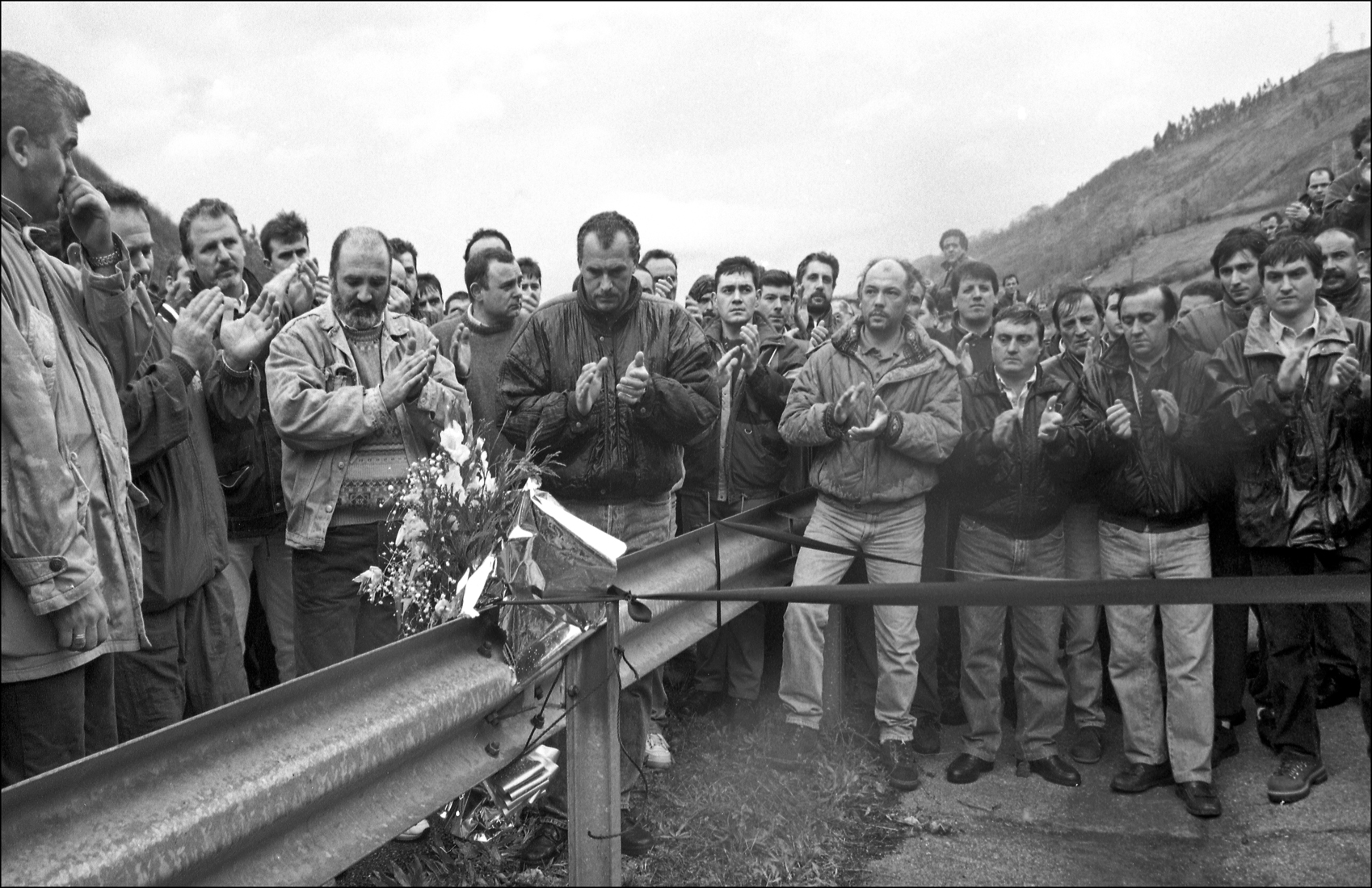 41 - Homenaje al minero atropellado en la A-66, Lorenzo Gallardo Carro, durante las movilizaciones mineras. Ujo. Asturias 1998 - BN
