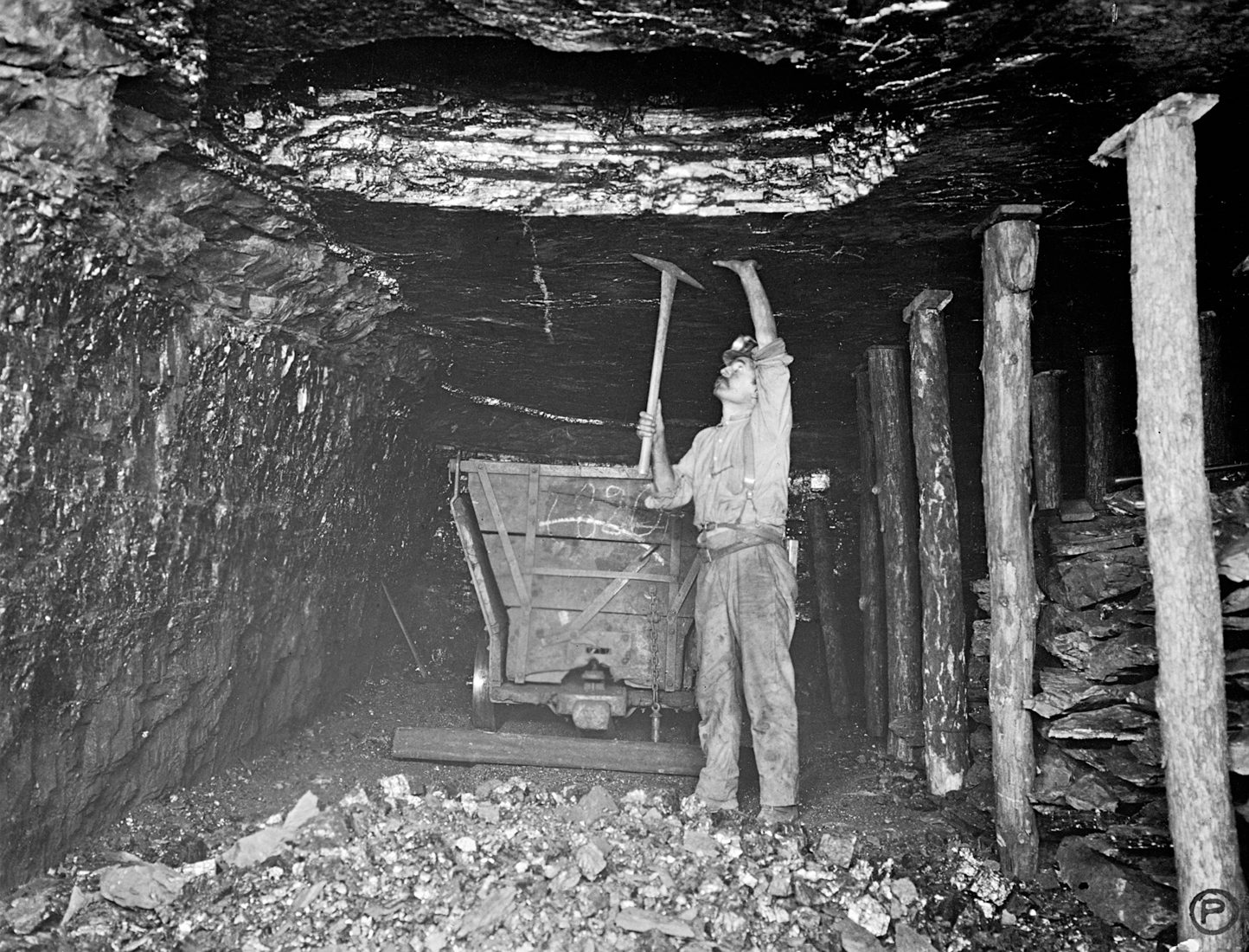 Minero trabajando en una explotación de carbón norteamericana. Año 1923 - National Photo Company