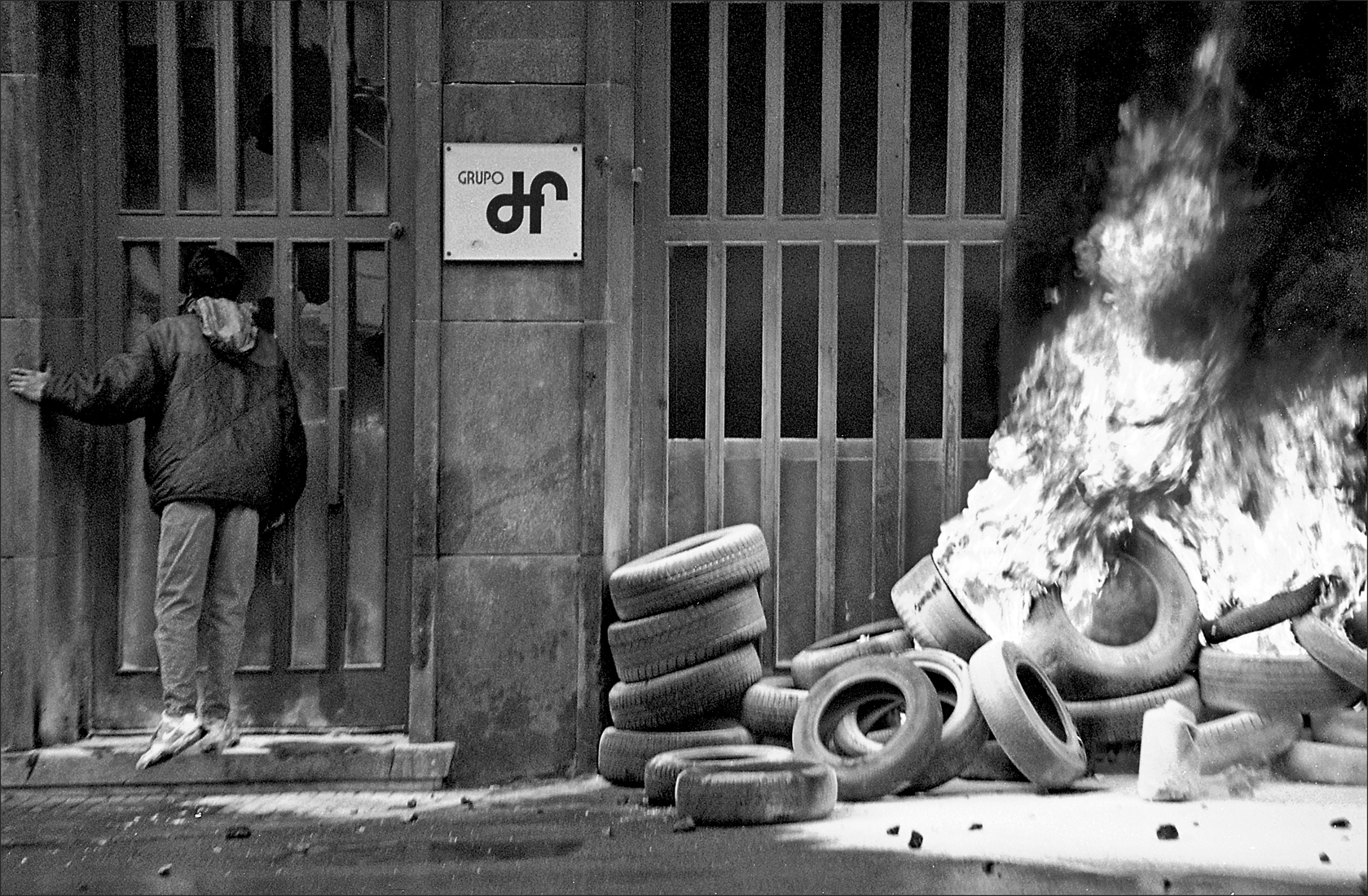40 - Barricada de neumaticos a la puerta de las oficinas de Duro-Felguera , en protesta por los despidos en la empresa. Langreo. Asturias 1990 - BN