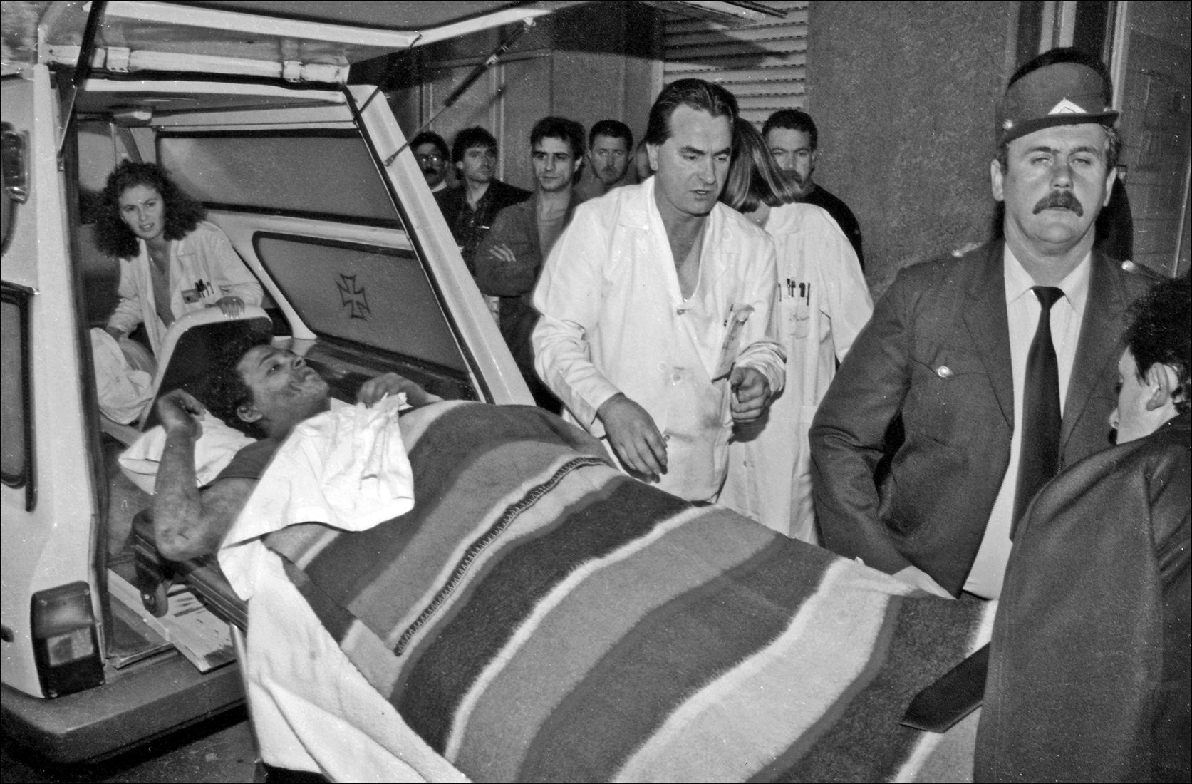 60 - Traslado al hospital de un minero herido en accidente laboral. Pozo Soton. San Martin del Rey Aurelio. Asturias 1993 . - BN